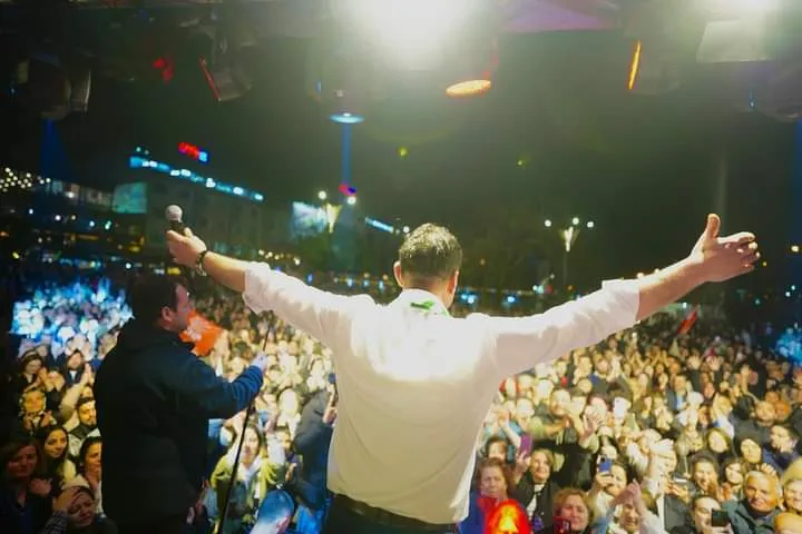 HALK BAŞKANINI SEÇTİ  