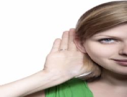 ´Eli kulağında...´